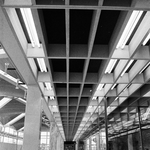 152624 Interieur van het N.S.-station Schiedam te Schiedam: plafond boven de loktebalie in de hal.N.B. De naam van het ...